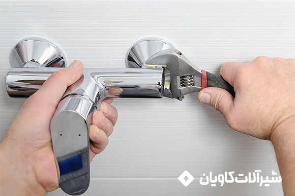 سفت کردن مهره شیر توالت در تعمیر چکه